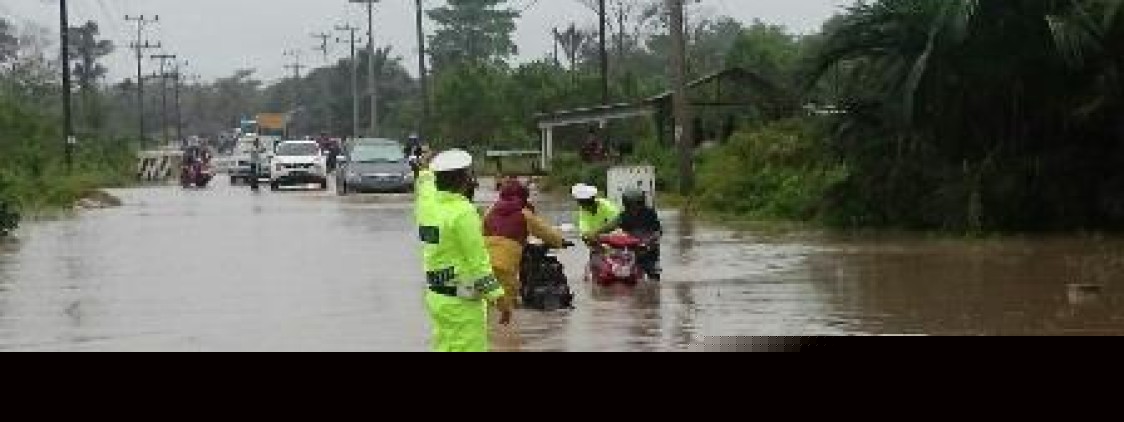 Siaga Bencana, Polres Bateng Bantu Evakuasi Banjir Desa Nibung