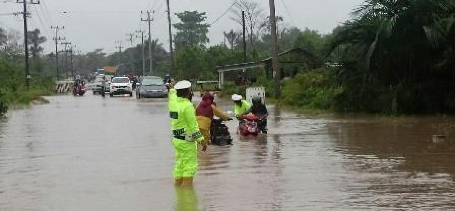 Siaga Bencana, Polres Bateng Bantu Evakuasi Banjir Desa Nibung