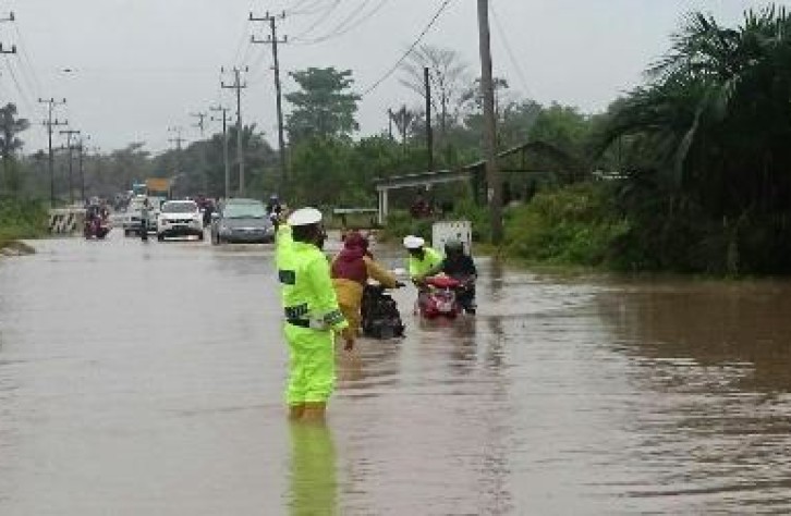 Siaga Bencana, Polres Bateng Bantu Evakuasi Banjir Desa Nibung