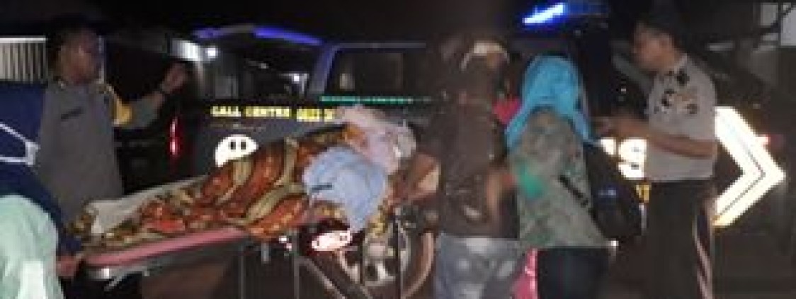 Patroli Polsek Simpang Katis Bantu Ambulance Mogok Yang Membawa Pasien Melahirkan