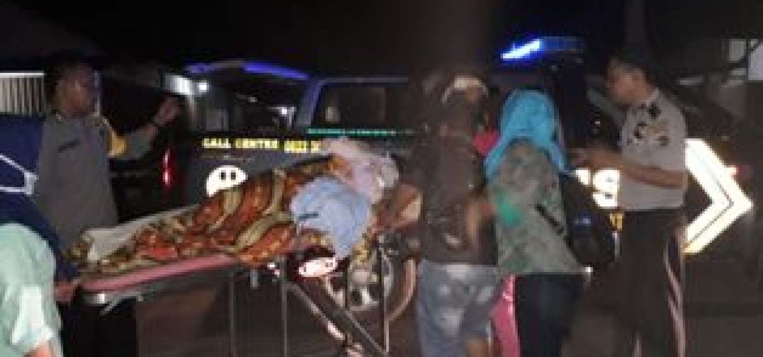 Patroli Polsek Simpang Katis Bantu Ambulance Mogok Yang Membawa Pasien Melahirkan