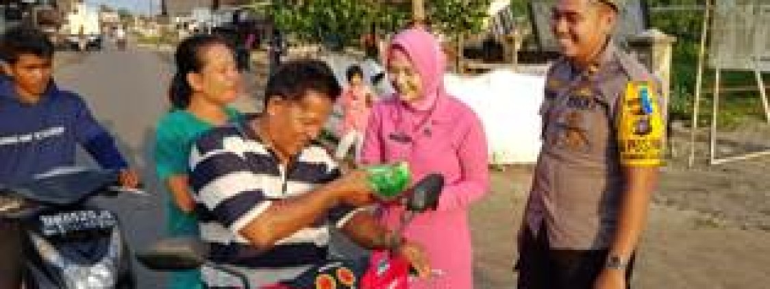 Polsek Sungaiselan Bersama Bhayangkari Bagikan Takjil Gratis