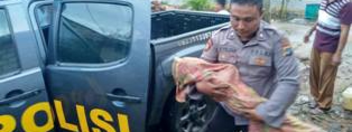 Bhabinkamtibmas Peluk Jenazah Warganya Hingga ke Pemakaman