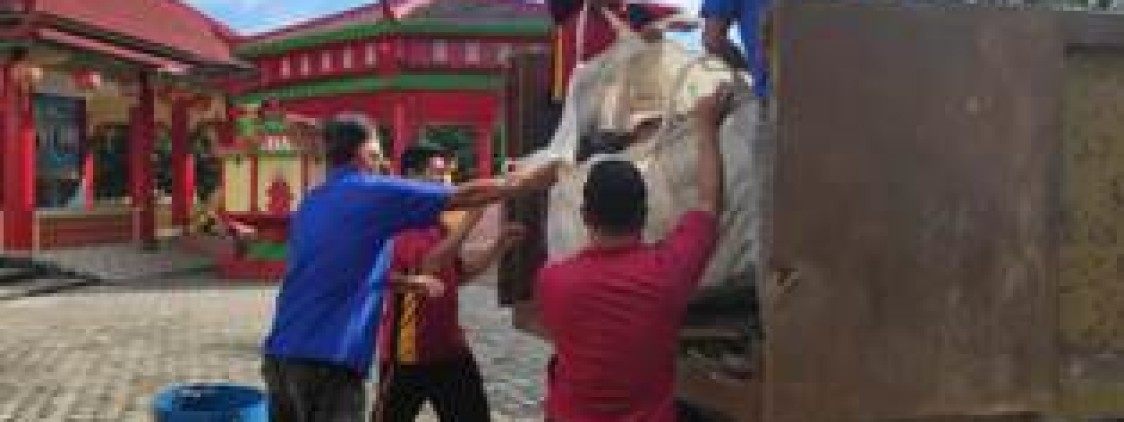 Bulan Bakti Kepolisian, Polres Bangka tengah Gotong royong Bersihkan Tempat Ibadah