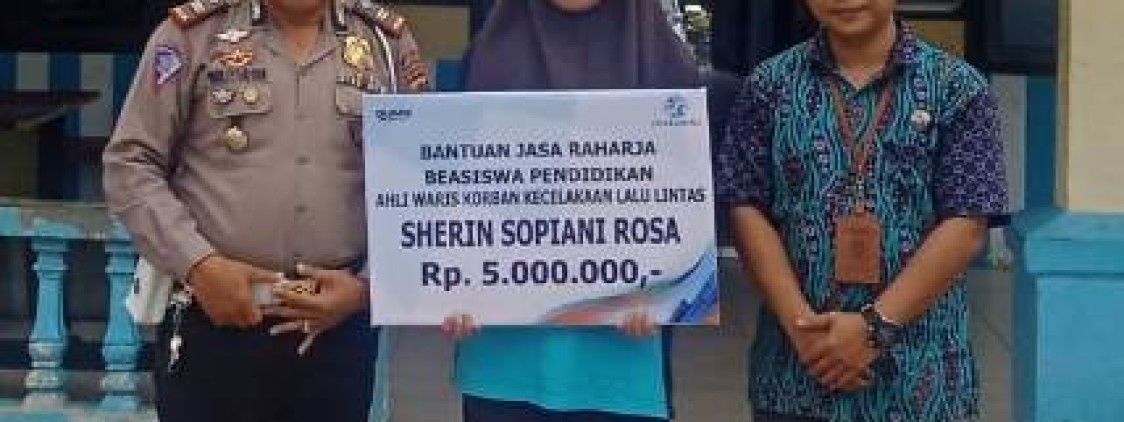 Bersama Kasat Lantas Polres Bangka tengah, Jasa Raharja Berikan Bantuan Kepada Anak Korban Laka Lantas