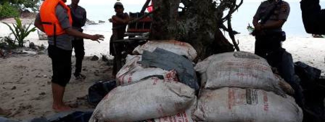 Polair Amankan Pupuk Non Subsidi Tanpa Pemilik Di pesisir Pantai
