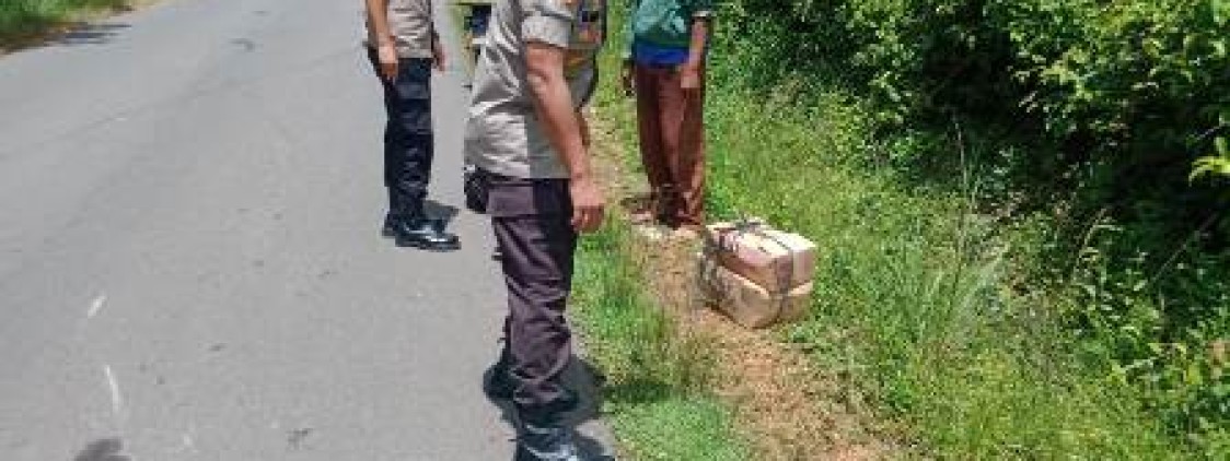 Kapolres Bangka Tengah Turun Dari Mobil Bantu Warga Kecelakaan