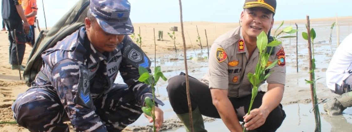 POLRES BANGKA TENGAH LAKUKAN GERAKAN PENGHIJAUAN DI PANTAI AMIR