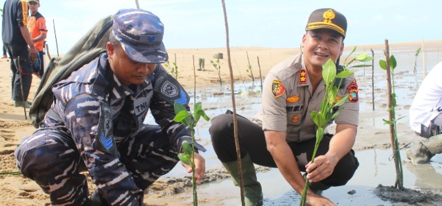 POLRES BANGKA TENGAH LAKUKAN GERAKAN PENGHIJAUAN DI PANTAI AMIR