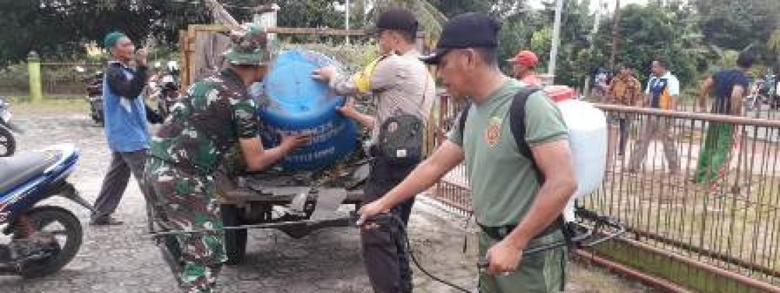 Kompak, Bhabinsa dan Bhabinkamtibmas Nibung Gotong Royong Bersama Warga