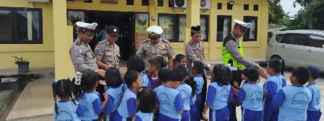 Kunjungan TK Lubuk Lestari Ke Polsek Lubuk Besar, Duet Kasat lantas dan Kapolsek edukasi Keselamatan Berlalu lintas