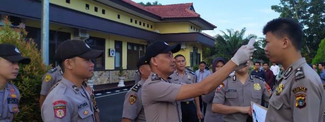 Personil Polres bangka tengah Cek Suhu Tubuh Cegah Virus Covid 19