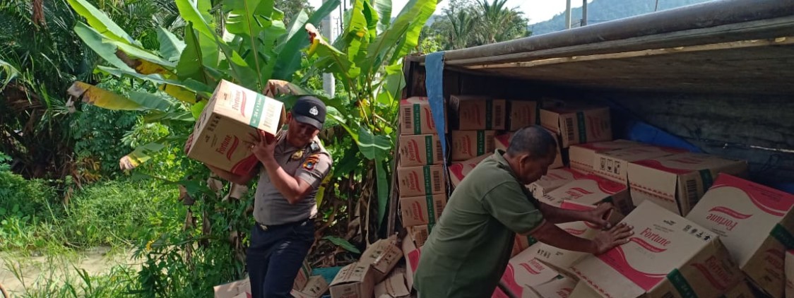 Personil Polsek Simpang Katis Bantu Evakuasi Laka Lantas Truk Pengangkut Minyak Goreng