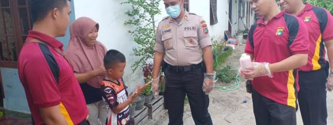Kapolsek Koba Edukasi Masyarakat Cuci Tangan yang Baik dan Benar