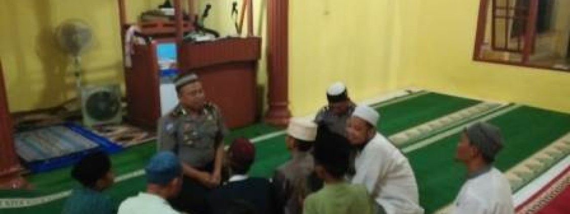 Sholat Berjamaah Dengan Masyarakat, Kasat Lantas Sampaikan Pesan Kamtibmas