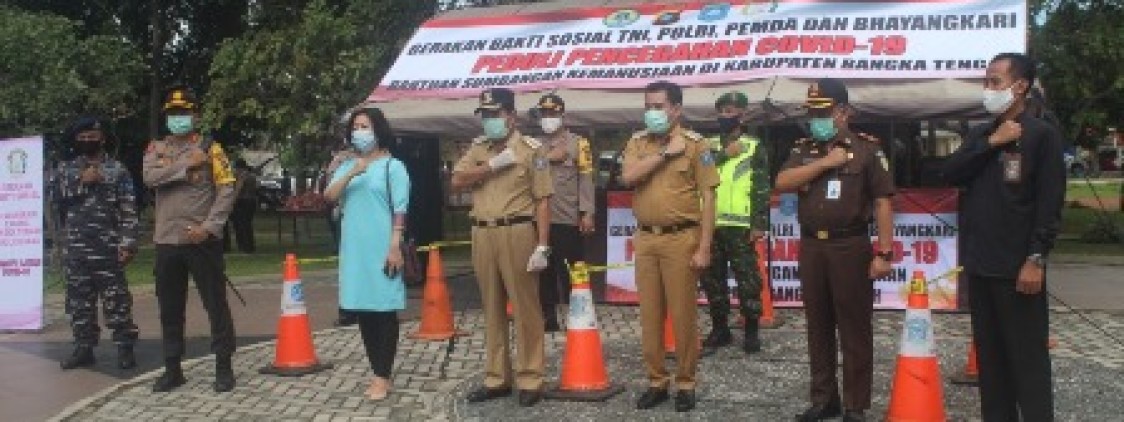 Bersama Forkopimda, Kapolres Bangka tengah Bagikan Paket Sembako