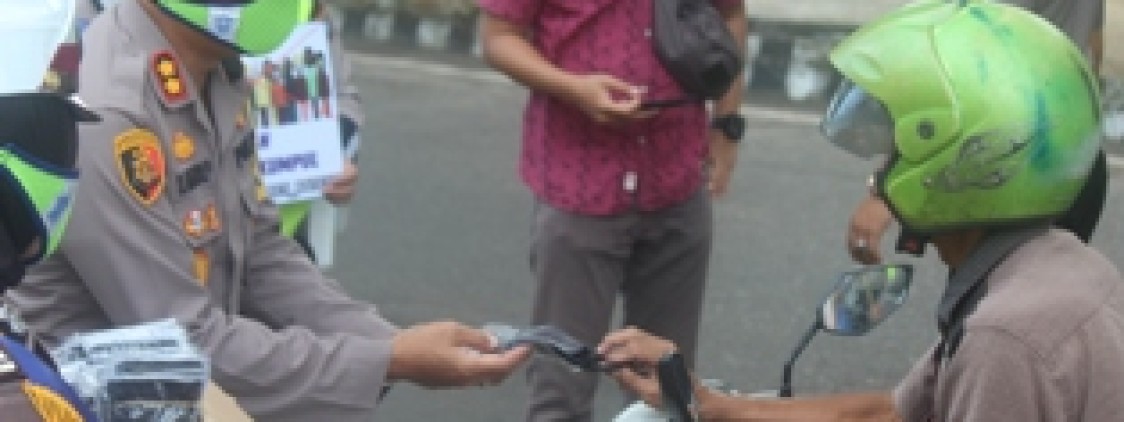 Wajib Pakai Masker : Kapolres Bateng Bagikan Masker dan Hand Sanitizer