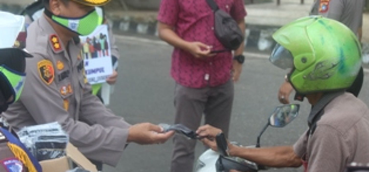 Wajib Pakai Masker : Kapolres Bateng Bagikan Masker dan Hand Sanitizer