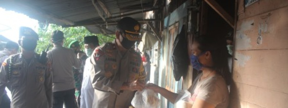 Kapolda Babel Bagikan Bantuan Paket Sembako dan Takjil Di Bangka tengah