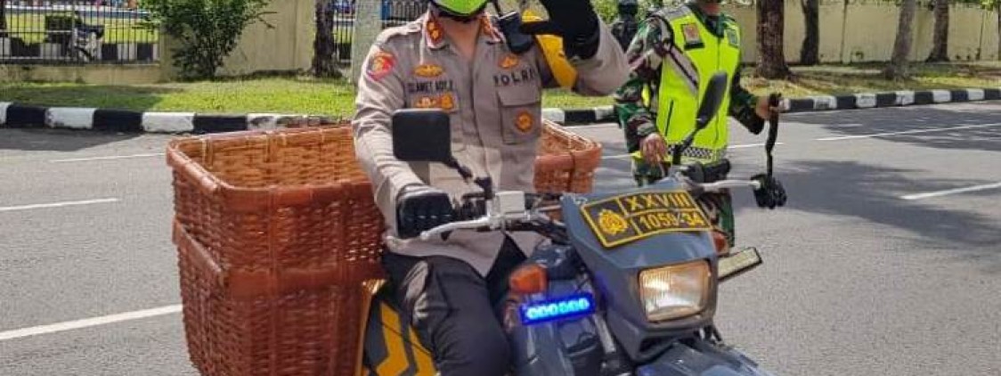 Kendarai Motor, Akbp. Slamet Ady Berkeliling Desa Beruas Bagi Sembako