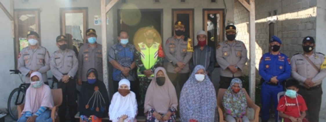 Kapolres bangka tengah salurkan 400 paket sembako dalam menyambut hari bhayangkara ke-74