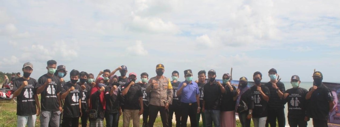 Kapolres Bangka Tengah bersama dengan Forkopimda Bateng melakukan penanaman pohon cemara laut dan tanaman buah di Pantai laut Nadi 4 Dusun Nadi Desa Perlang