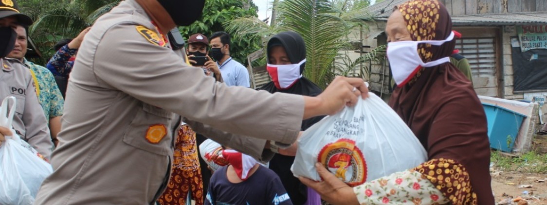 Kaplores bangka tengah salurkan bantuan paket sembako sampai ke pulau dusun nangka