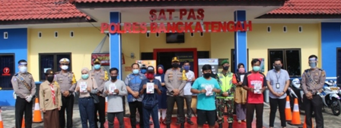 Dalam rangka menyabut hari bhayangkara ke-74 kapolres bangka tengah bagikan SIM gratis kepada masyarakat Kab.bangka tengahg
