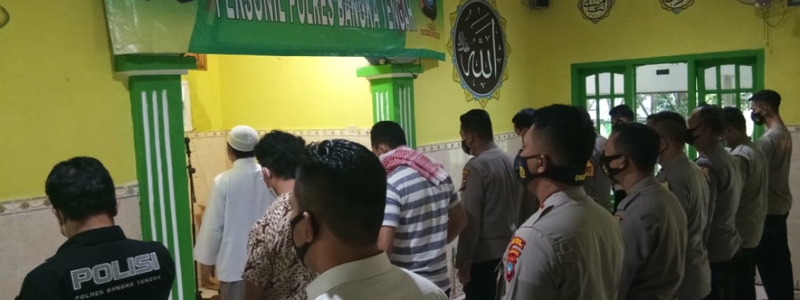 Di Imami Ketua MUI Bateng, Kapolres berserta anggota gelar solat Ghoib untuk Syekh Ali Jaber dan Kombes Pol Yusmanjaya