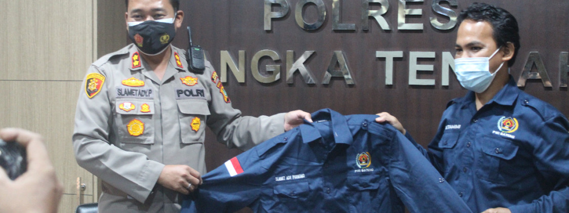 Kunjungan Kerja Ke Polres Bateng, Kapolres Dihadiahi Seragam PWI
