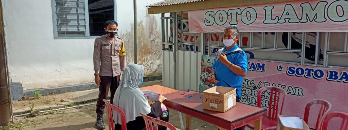 Pastikan patuhi Prokes, Pembagian BST kantor pos koba dijaga bhabinkamtibmas