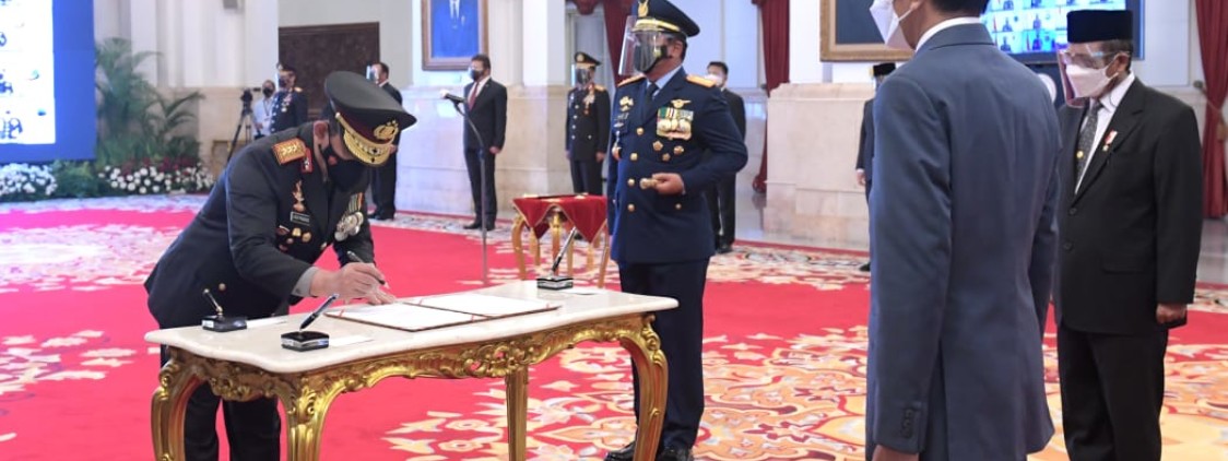 Jenderal Idham Azis Serahkan Panji Polri Tribrata ke Jenderal Listyo Sigit