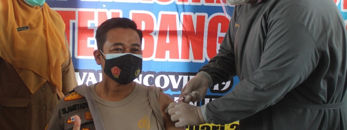 Terima Suntikan Vaksinasi COVID-19 Tahap Pertama, Kapolres Bateng: Vaksin ini Aman dan Halal