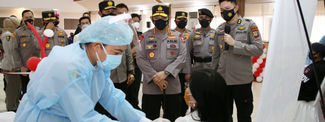 Selain Tinjau Vaksinasi, Kapolri Saksikan Langsung Donor Plasma Konvalesen