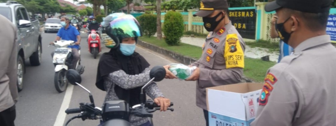 Kapolsek Koba Bagikan 100 paket Takjil ke Warga dan Pengguna Jalan