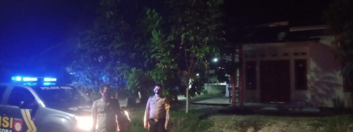 Polsek Koba Patroli Keliling Kampung Bangunkan Sahur