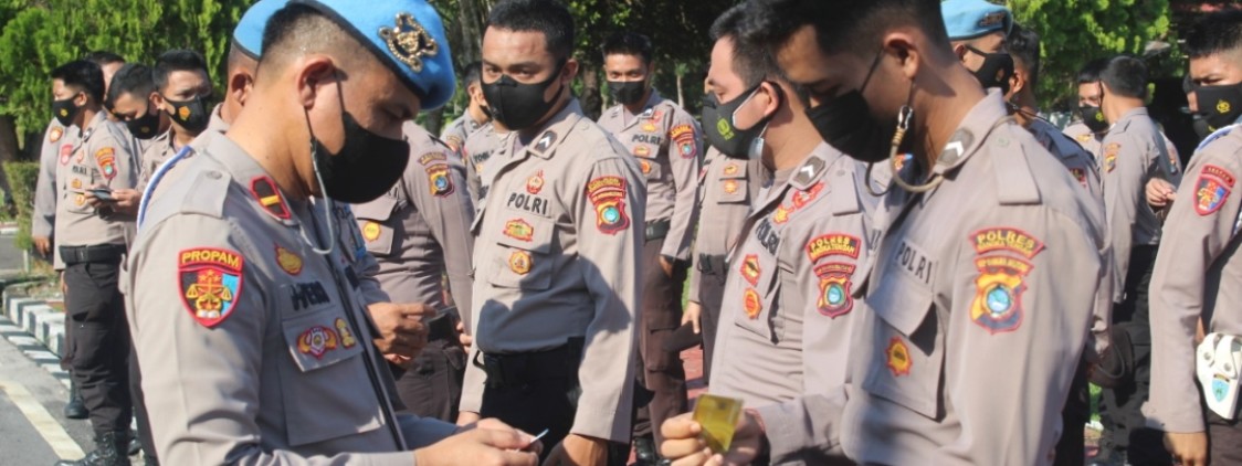 Kasi Propam Polres Bateng Cek Kerapian Anggota Saat Apel Pagi