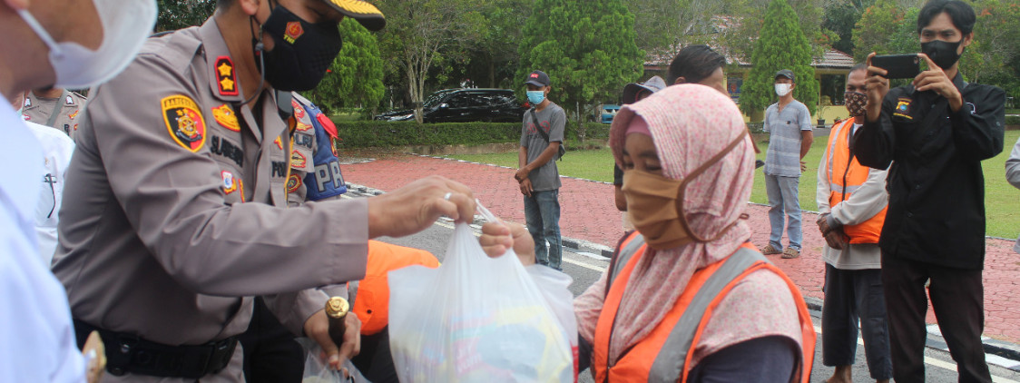 Kapolres Bateng bersama forkopimda bagikan puluhan paket sembako