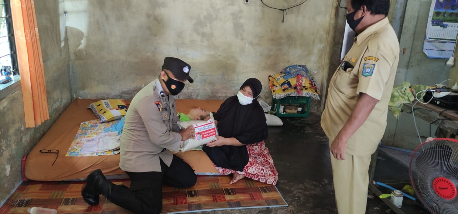 Masa PPKM Level 3, Polsek Sungaiselan bagikan paket sembako secara door to door