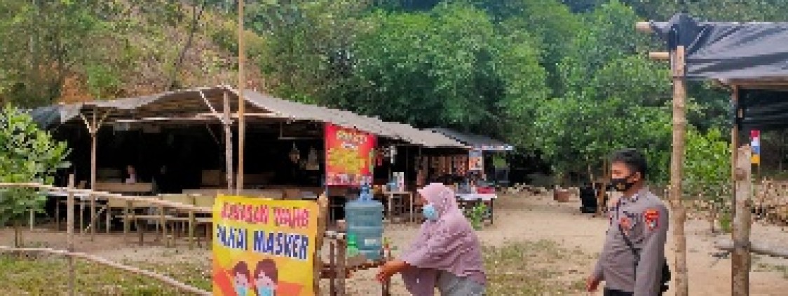 Tekan Penyebaran Virus Covid-19 Di Tempat Wisata personil Polsek Simpangkatis Laksanakan Sosialisasi 5 M