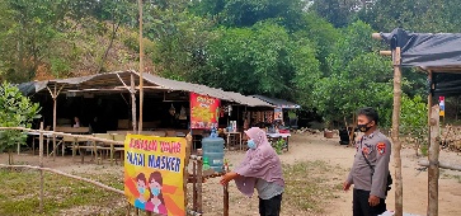 Tekan Penyebaran Virus Covid-19 Di Tempat Wisata personil Polsek Simpangkatis Laksanakan Sosialisasi 5 M