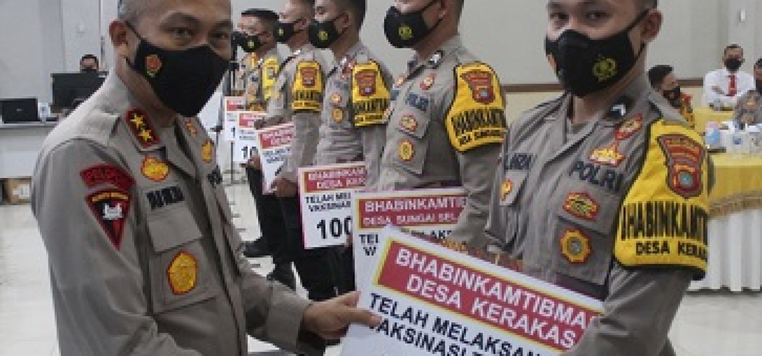 Capai target 100 % vaksinasi 6 Bhabinkamtibmas ini Diganjar penghargaan oleh Irjen Pol Drs. Yan Sultra I, SH