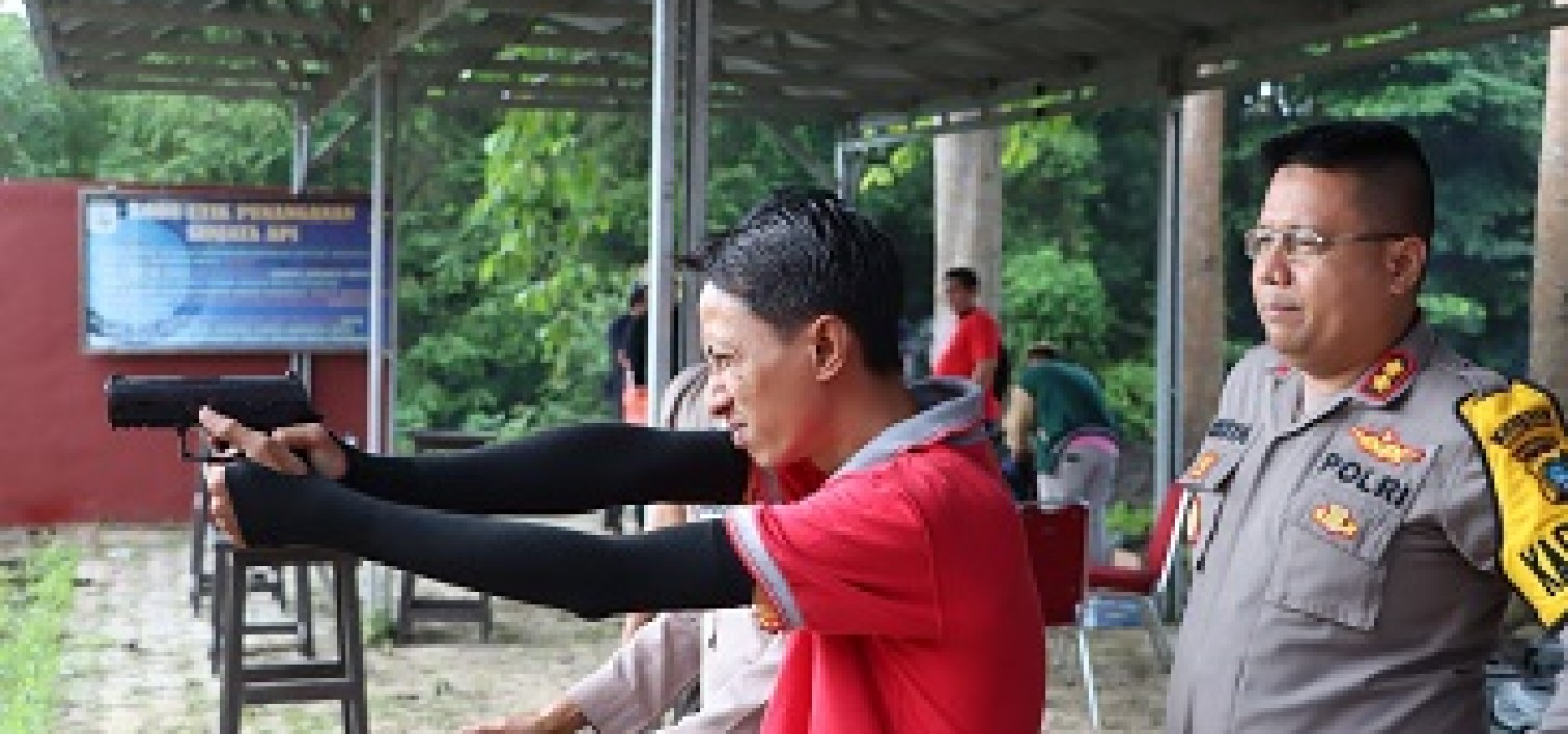 Hut Bhayangkara Ke-76, Kapolres Bangka tengah Ajak Awak Media Latihan Menembak