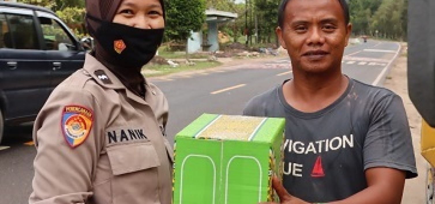 HUT ke 74 Polwan Polres Bangka Tengah bagikan paket sembako kepada pasukan kuning dan juru parkir