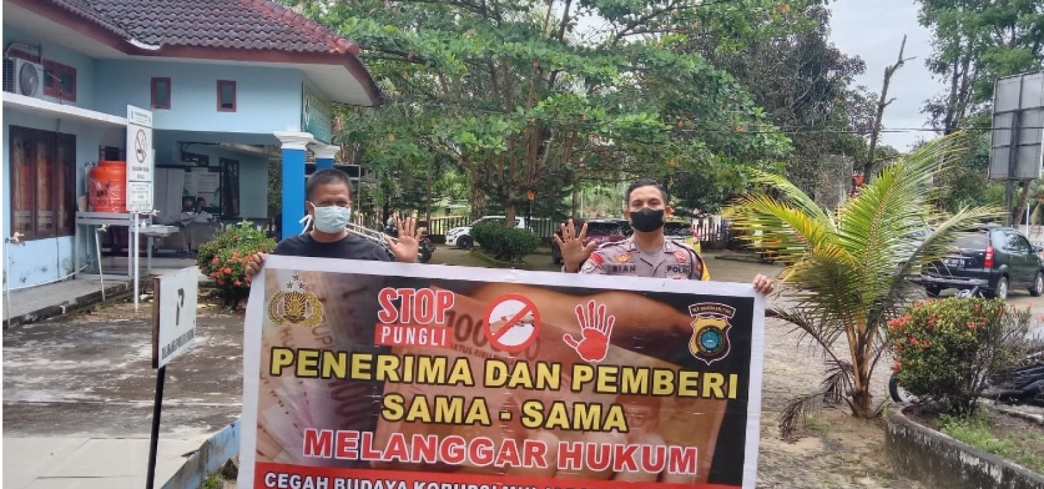 Edukasi warga personil Polsek Namang sosialisasikan cegah pungutan liar melalui kegiatan Saber Pungli