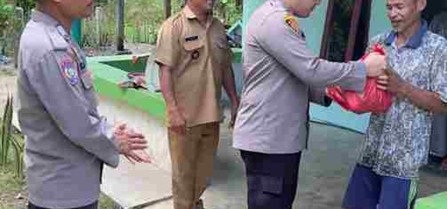 Kapolsek Namang langsung datangi rumah warga untuk bagikan sembako dan takjil.