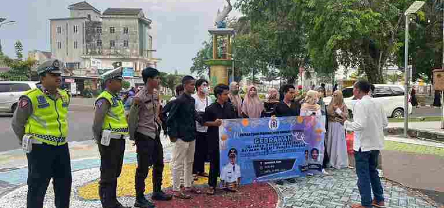 GEBRAKAN (Gerakan Berbagi Kebaikan) sinergitas PMBT dan Polres Bangka Tengah berbagi takjil Ramadhan.