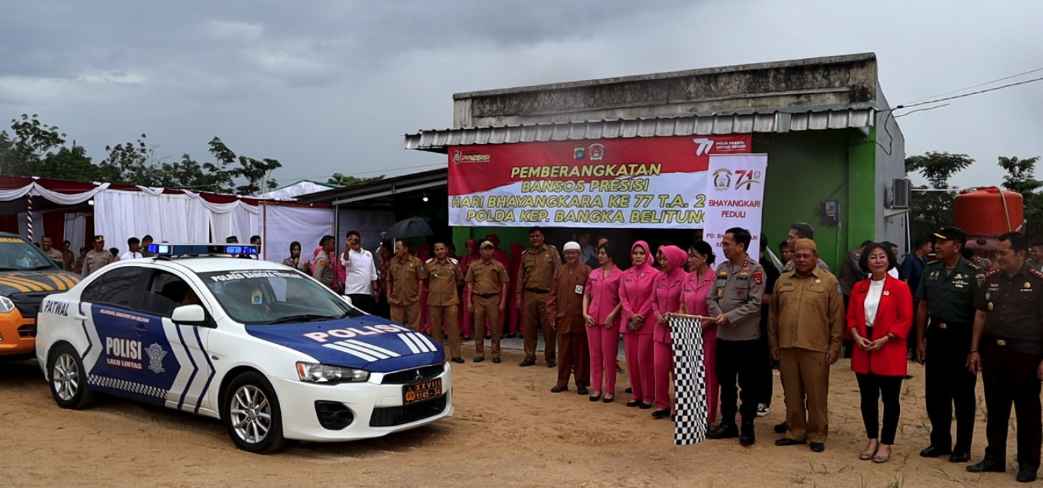 Polres Bangka Tengah dan Polsek jajaran bagikan 1.050 paket Bansos dibulan bakti hari Bhayangkara ke 77.