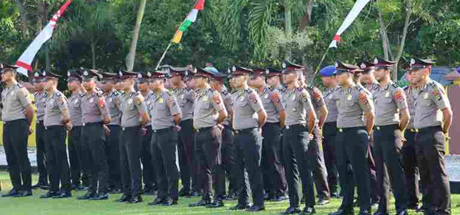 Jelang hari Bhayangkara ke 77 sebanyak 40 personil Polres Bangka Tengah naik pangkat.