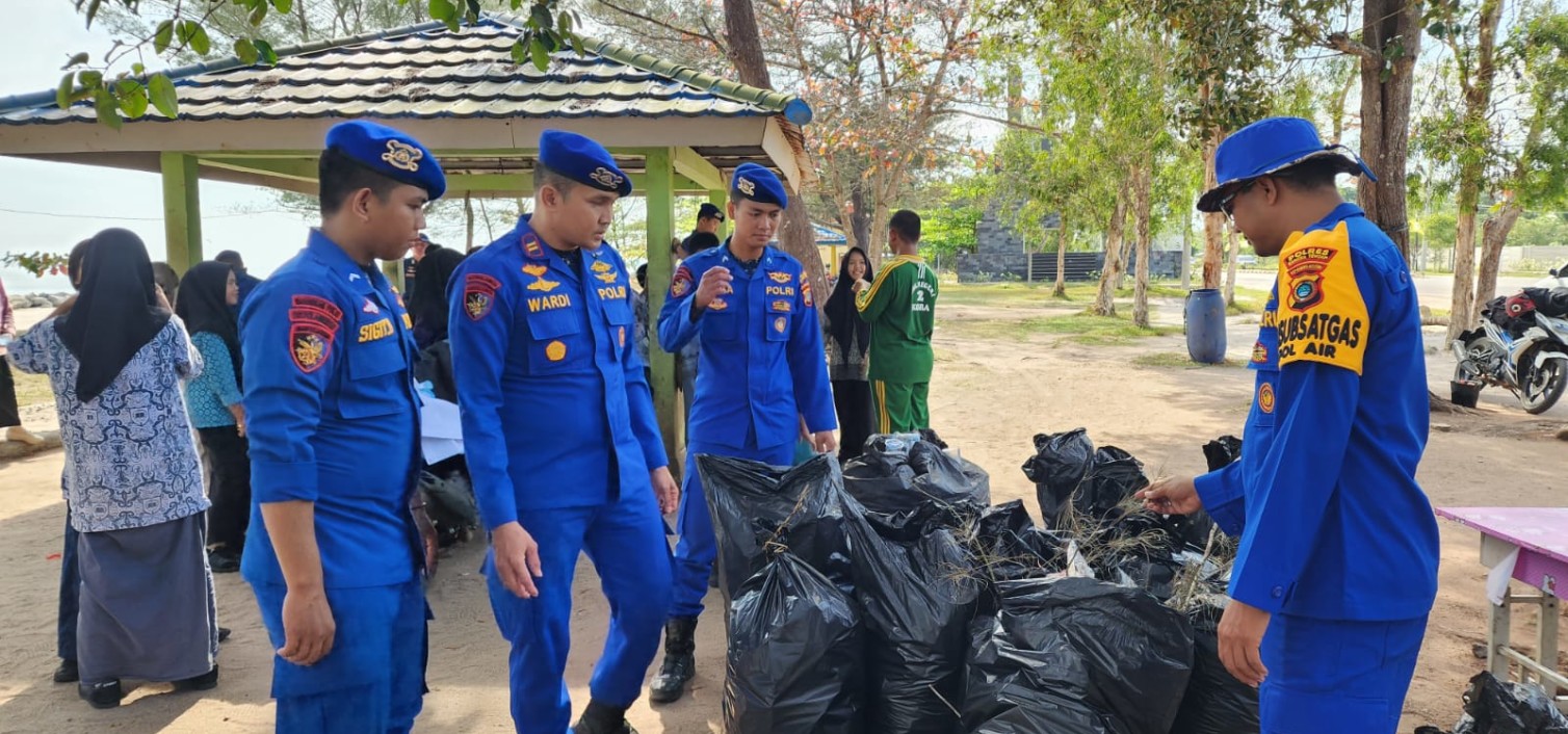 Satuan Polisi Air dan Udara Polres Bateng ajak stakeholder terkait sapu bersih sampah laut.